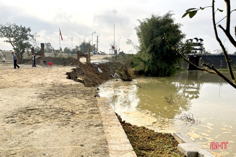 Bờ sông phía ngoài cống Trung Lương tiếp tục sạt lở nghiêm trọng