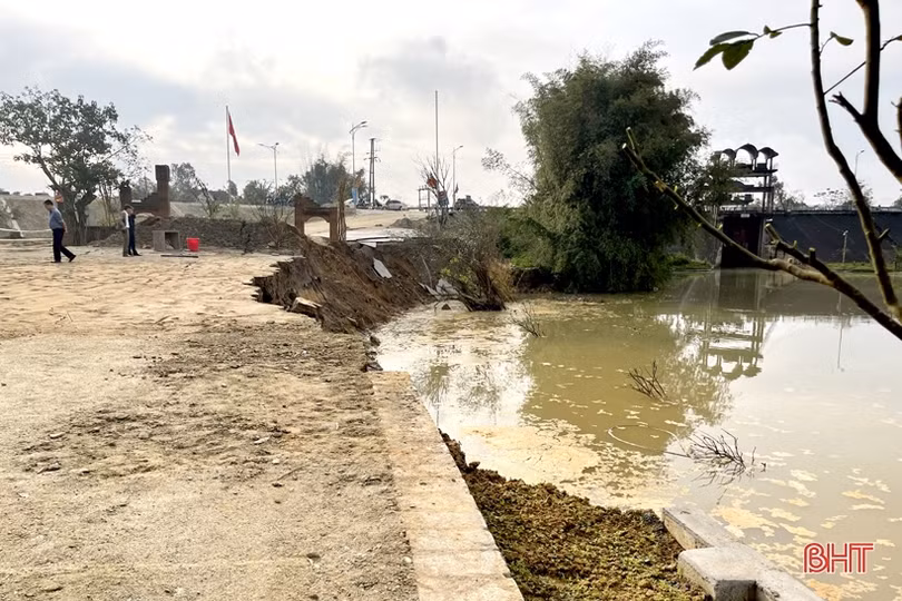 Bờ sông phía ngoài cống Trung Lương tiếp tục sạt lở nghiêm trọng