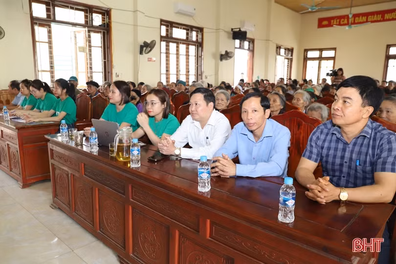 Hơn 400 suất quà tết đến với hộ nghèo, hoàn cảnh khó khăn