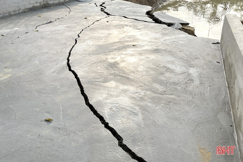 Bờ sông phía ngoài cống Trung Lương tiếp tục sạt lở nghiêm trọng