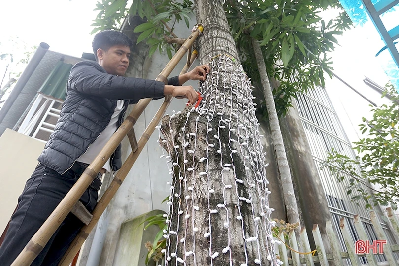 Thợ lắp đèn trang trí “đắt khách” dịp cận tết