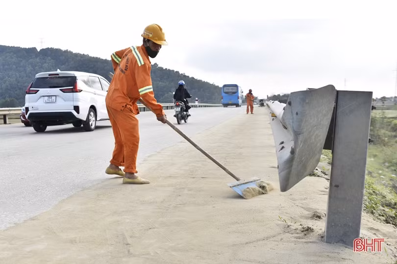 Cát xây dựng phủ đầy Quốc lộ 1 ở Hà Tĩnh