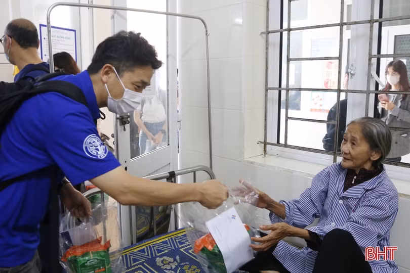 Người dân Hà Tĩnh được chuyên gia Nhật Bản khám bệnh miễn phí