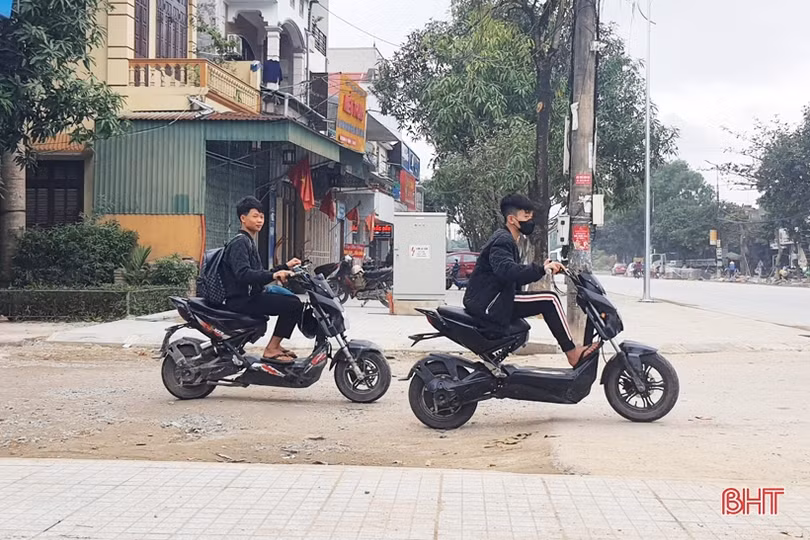Nhiều học sinh Hà Tĩnh thản nhiên đầu trần, “kẹp ba tham gia giao thông