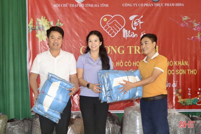 Tặng nhiều phần quà tết cho người có hoàn cảnh khó khăn