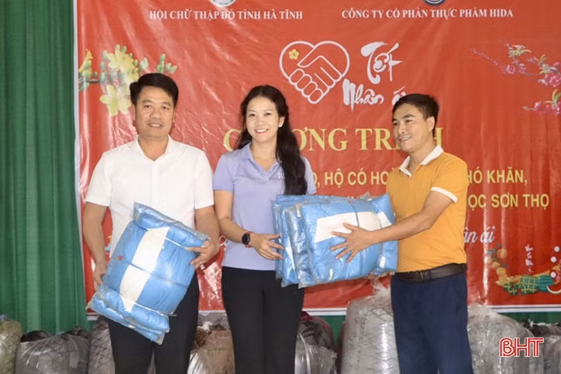 Tặng nhiều phần quà tết cho người có hoàn cảnh khó khăn