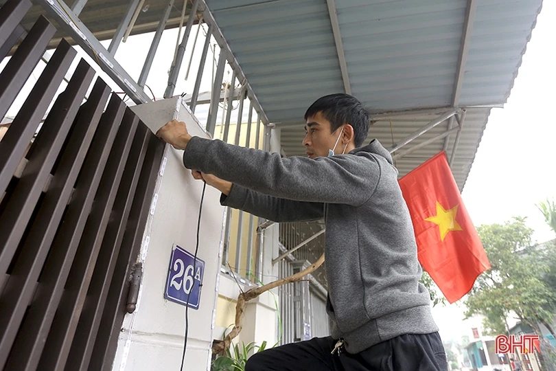 Thợ lắp đèn trang trí “đắt khách” dịp cận tết