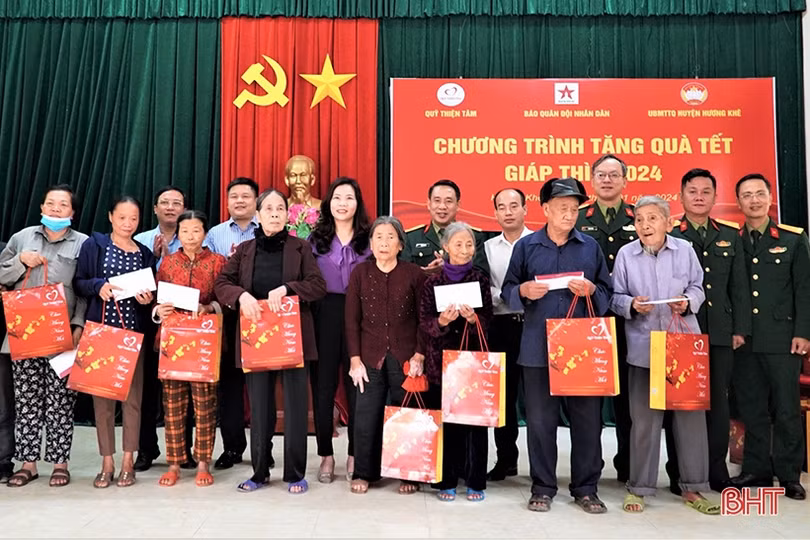 Hơn 400 suất quà tết đến với hộ nghèo, hoàn cảnh khó khăn