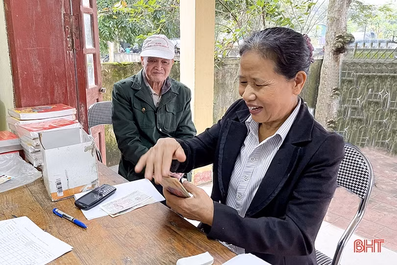 Niềm vui nhận lương hưu của người tham gia BHXH tự nguyện ở Hà Tĩnh