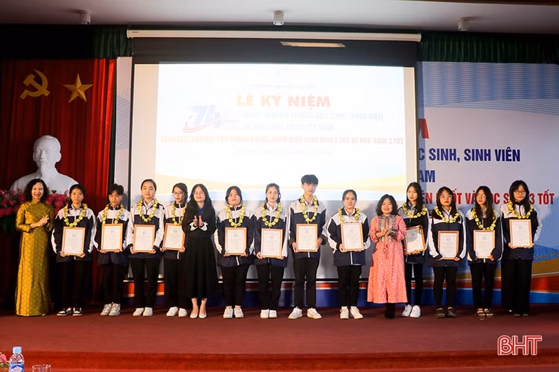 Đại học Hà Tĩnh tuyên dương 88 gương mặt “Sao tháng Giêng”, “Sinh viên 5 tốt” và “Học sinh 3 tốt”