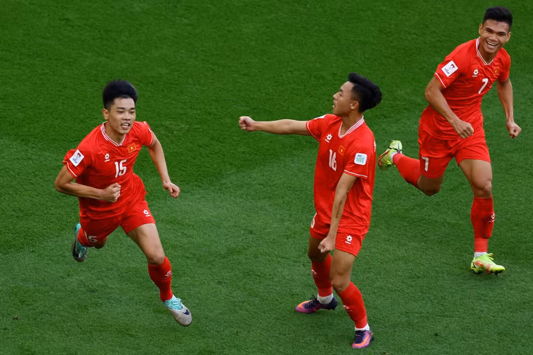 CĐV Thái Lan “ngả mũ” khi đội tuyển Việt Nam ghi 2 bàn vào lưới Nhật Bản