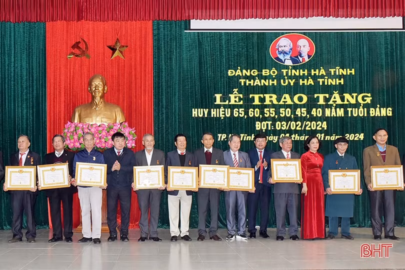 1.419 đảng viên được trao tặng, truy tặng Huy hiệu Đảng dịp 3/2