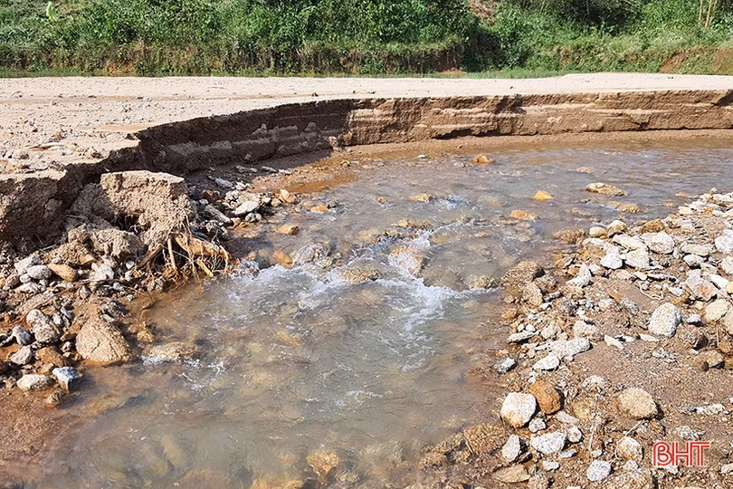 Đất ruộng bị vùi lấp, người dân huyện Kỳ Anh gặp khó trong sản xuất