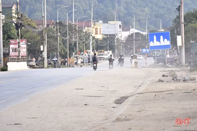 Cát xây dựng phủ đầy Quốc lộ 1 ở Hà Tĩnh