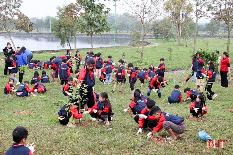 Học sinh iSchool Hà Tĩnh tham gia chiến dịch trồng cây xanh bảo vệ môi trường
