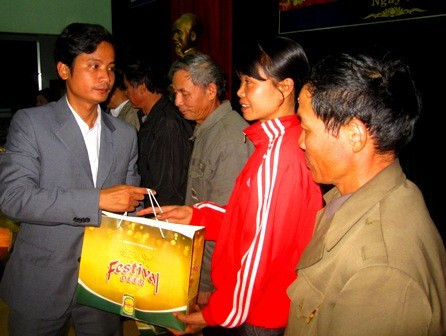Đại diện Công ty Bia Huế trao tặng quà tết cho các gia đình nghèo xã Sơn Bằng