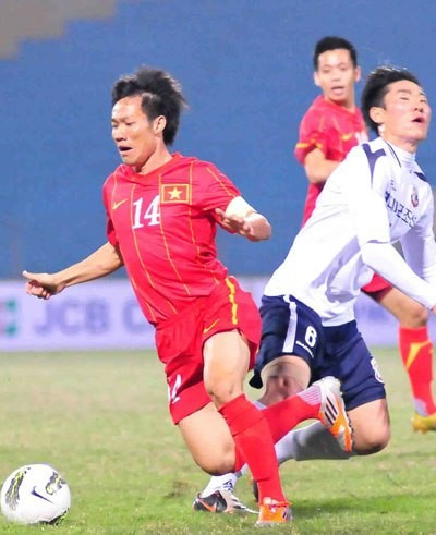 Tấn Tài chơi tốt giúp tuyến giữa tuyển Việt Nam vững vàng. Ảnh: Thế Kiên. Tấn Tài chơi tốt giúp tuyến giữa tuyển Việt Nam vững vàng. Ảnh: Thế Kiên.