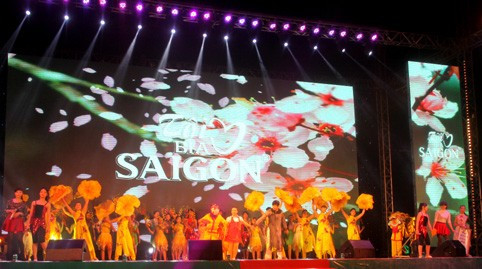 Không gian âm nhạc sôi động với sân khấu dàn dựng hoành tráng tại lễ hội “Tôi yêu Bia Sài Gòn” Trước đó, từ 17h đến 20h, hàng nghìn người tiêu dùng trên địa bàn đã được thưởng thức miễn phí hương vị thơm ngon của 2 sản phẩm mới, gồm: bia lon Saigon Special và lon Saigon Lager.