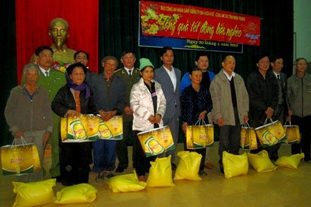 Các gia đình hộ nghèo xã Sơn Bằng, huyện Hương Sơn phấn khởi được nhận quà tết do Công ty Bia Huế và Báo Công An nhân dân phối hợp tổ chức