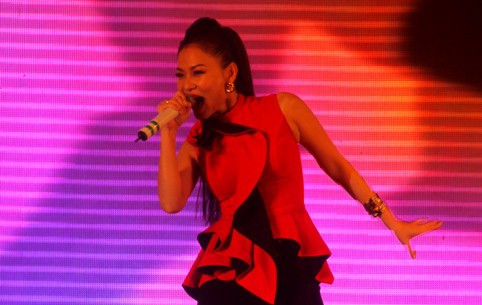 Thu Minh "đốt cháy" sân khấu bằng 2 ca khúc "Đường cong" và "Bay lên"