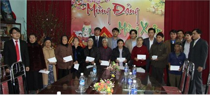 Tặng quà tại Trung tâm Bảo trợ xã hội tỉnh