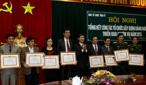 Phó Ban Tổ chức Hoàng Đình Hà trao giấy khen của Ban Tổ chức Tỉnh ủy cho các tập thể có thành tích xuất sắc trong công tác tổ chức xây dựng Đảng