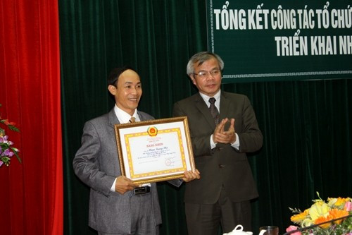 Trưởng ban Tổ chức Tỉnh ủy Trần Nam Hồng trao bằng khen của Ban Tổ chức Trung ương cho cá nhân có thành tích xuất sắc trong công tác xây dựng Đảng