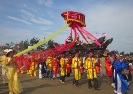 Nghi lễ rước ngư ông trên biển của lễ hội cầu ngư