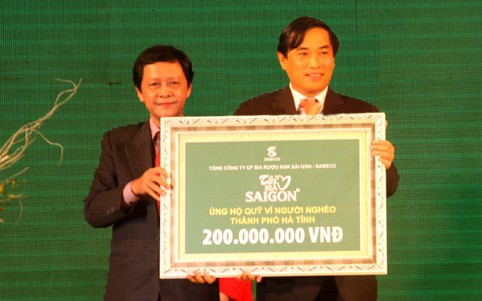 Với tinh thần chung tay vì cộng đồng, Tổng Công ty CP Bia - Rượu và NGK Sài Gòn đã trao tặng 200 triệu đồng ủng hộ quỹ “Vì người nghèo” Hà Tĩnh.