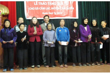 Bà Hoàng Thị Trợ tặng quà các cụ già neo đơn và đại diện lãnh đạo UBND xã Cẩm Lạc