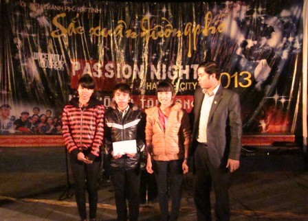 Ban tổ chức trao quà cho các em ở làng trẻ SOS Hà Tĩnh