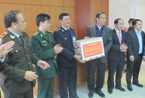 ...và các lực lượng tại Cổng B - Khu Kinh tế CK Cầu Treo