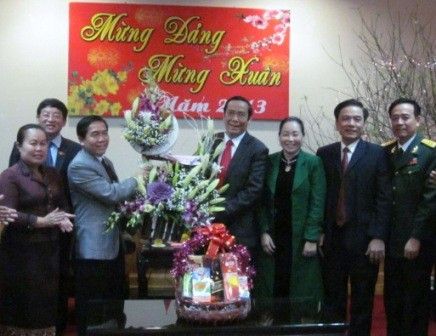 Đoàn đại biểu tỉnh Khăm muộn tặng hoa và chúc mừng lãnh đạo tỉnh Hà Tĩnh