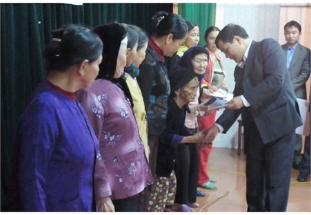 Lãnh đạo BIDV Hà Tĩnh trao quà cho xã Cẩm Lạc