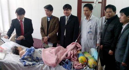 Thăm hỏi, tặng quà cho những người có hoàn cảnh khó khăn, đang điều trị tại bệnh viện Đa khoa tỉnh