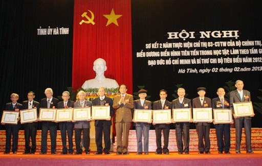 Bí thư Tỉnh ủy Nguyễn Thanh Bình trao Huy hiệu 50, 55, 60 tuổi đảng cho 12 đồng chí thuộc 12 huyện, thành, thị ủy đại diện cho 319 đảng viên trong toàn tỉnh được trao tặng trong năm 2013.