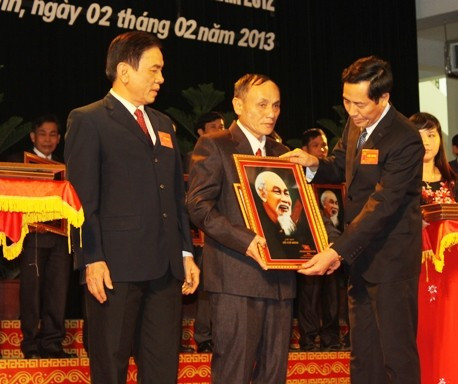 Ủy viên T.Ư Đảng, Tổng Biên tập Báo Nhân dân Thuận Hữu, Phó Bí thư Thường trực Tỉnh ủy Đinh Xuân Việt trao Giấy chứng nhận cho các cá nhân điển hình tiên tiến, học tập, làm theo tấm gương đạo đức Hồ Chí Minh.