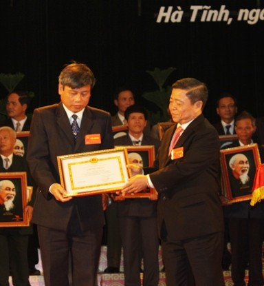 Chủ tịch UBND tỉnh Võ Kim Cự trao Giấy chứng nhận Bí thư Chi bộ tiêu biểu năm 2013.