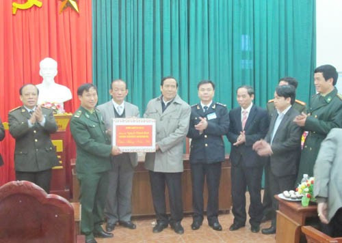 ...Các lực lượng công tác tại Cổng A - KKT Cửa khẩu Cầu Treo...