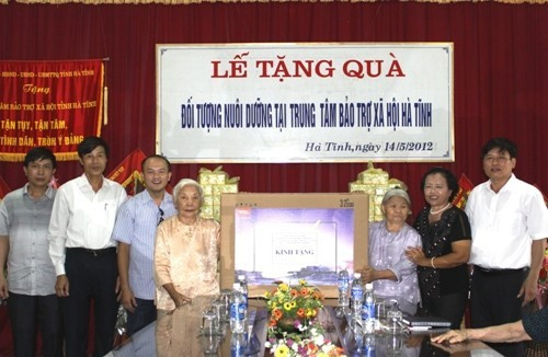 Anh Trợ (ngoài cùng bên phải) tiếp nhận quà của các nhà hảo tâm