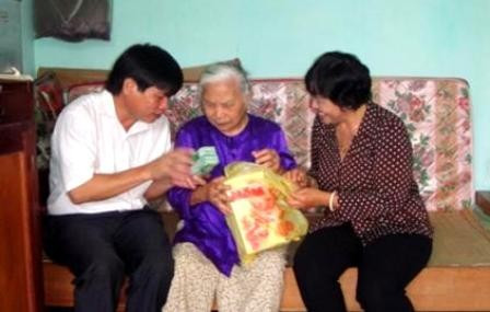 Anh Trần Quang Trợ tặng quà cho Mẹ Việt Nam anh hùng Đậu Thị Phố