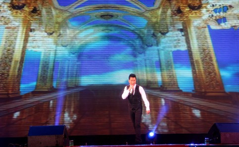 Ca sỹ Trọng Tấn và Tân Nhàn thể hiện ca khúc "Người đi xây hồ Kẻ Gỗ" Ca sỹ Nguyễn Hưng mang đến những vũ điệu điêu luyện cùng giọng hát ngọt ngào.