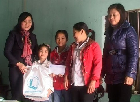 Cán bộ Quỹ Bảo trợ trẻ em tỉnh đến thăm hỏi, trao quà cho gia đình cháu Nguyễn Thị Thương ở xã Thạch Hải vừa phẫu thuật tim về