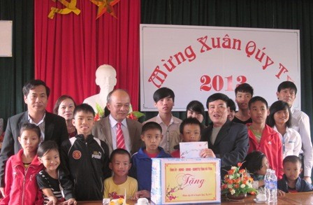 Tặng quà cho các em ở làng trẻ mồ côi Hà Tĩnh