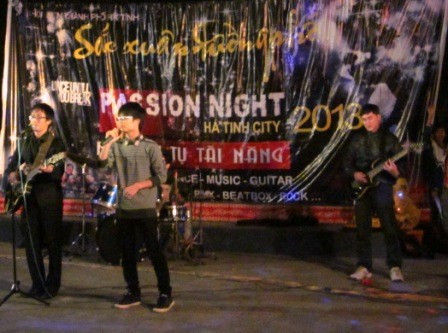 Tiết mục của nhóm nhạc KBR được đông đảo khán giả cổ vũ