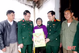 Lãnh đạo Bộ CHQS Hà Tĩnh tặng quà đối tượng chính sách