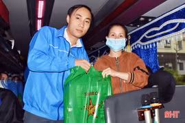 Tặng 500 suất quà tết cho công nhân, sinh viên hoàn cảnh khó khăn