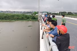 Tìm kiếm nam thanh niên nhảy cầu xuống sông Nghèn