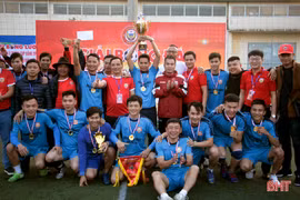 Giải Bóng đá Hội Cổ động viên Hà Tĩnh lần thứ 3 trao cúp cho đội Thạch Hà