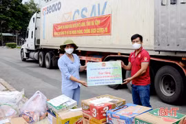 Người dân miền Nam xúc động đón nhận hàng hóa hỗ trợ từ Hà Tĩnh